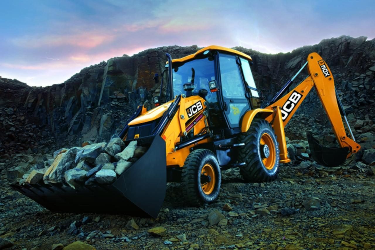 JCB iş makinesi taş ocağında çalışıyor